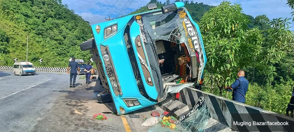 Bus accident ghumaune 1230 muglin bazar 1024x461 1